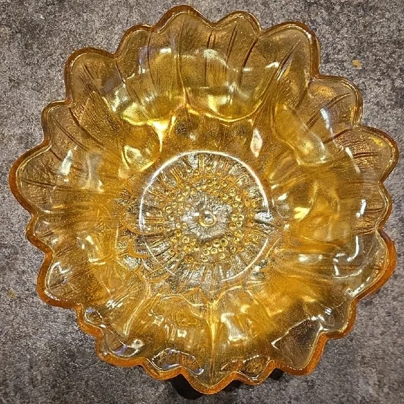 Set of two vintage Indiana Glass "Sunflower" Carnival Glass bowls - Picture 5 of 11